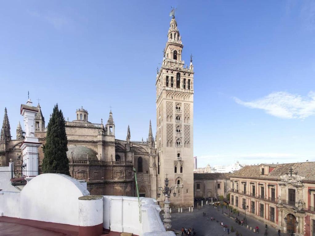 vistas a un edificio con una torre de reloj en RentalSevilla Giralda Dreams en Sevilla