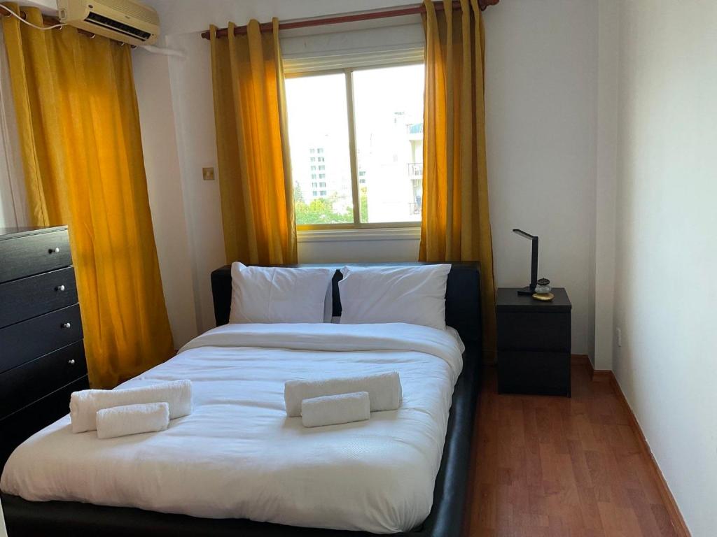 1 dormitorio con 1 cama con 2 almohadas en StayCity Flat!!! en Nicosia