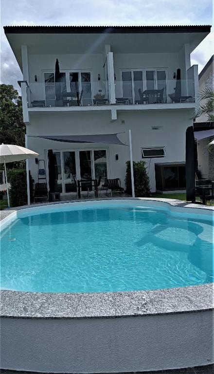 Beachfront Pool Villa and Apartment - Appartement - Begane Grond