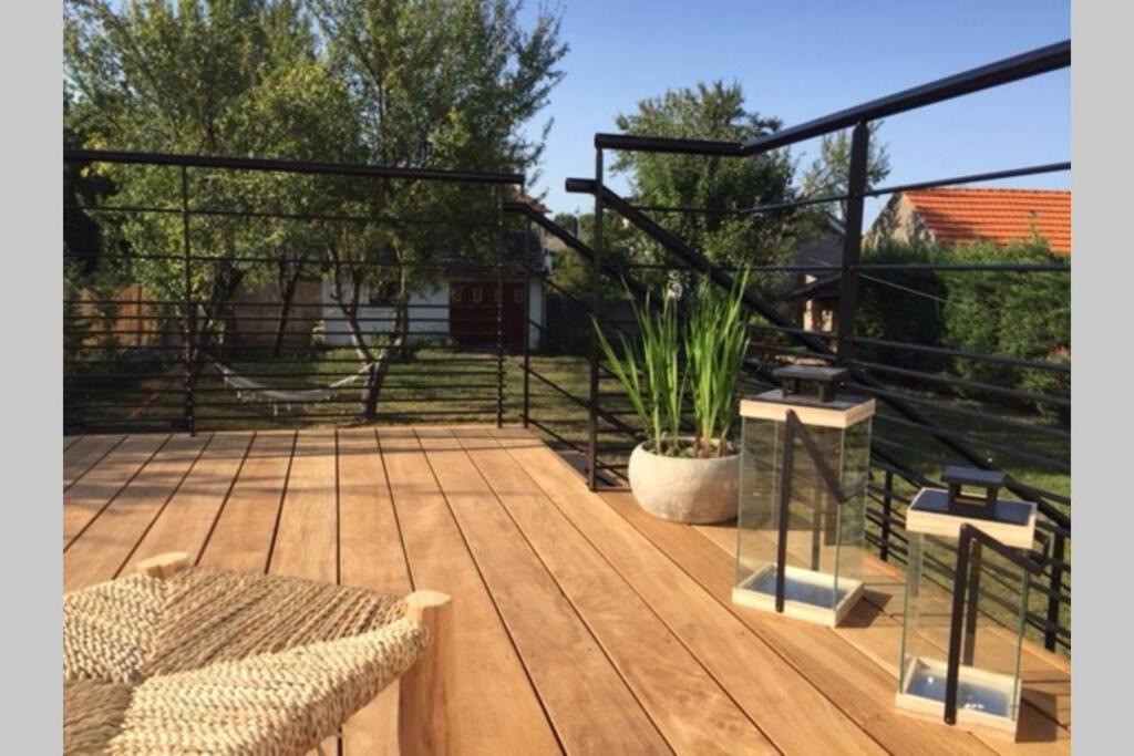 a deck with a fence and a plant on it at Vichy patrimoine mondial de l'Unesco in Bellerive-sur-Allier