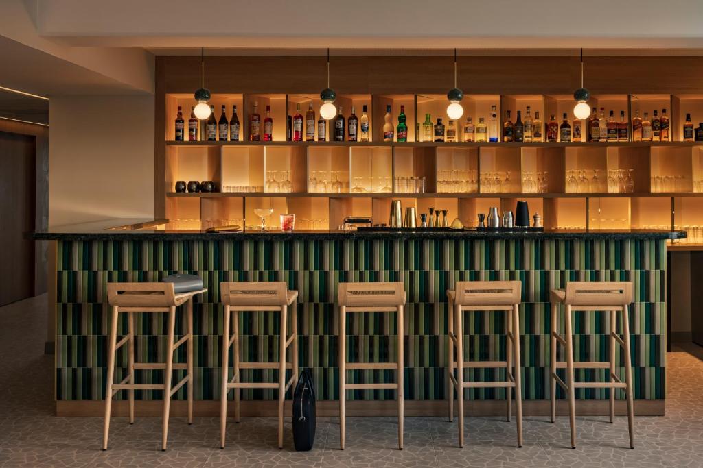 Lounge nebo bar v ubytování OKKO Hotels Nice Aéroport