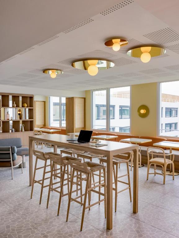 TV a/nebo společenská místnost v ubytování OKKO Hotels Nice Aéroport