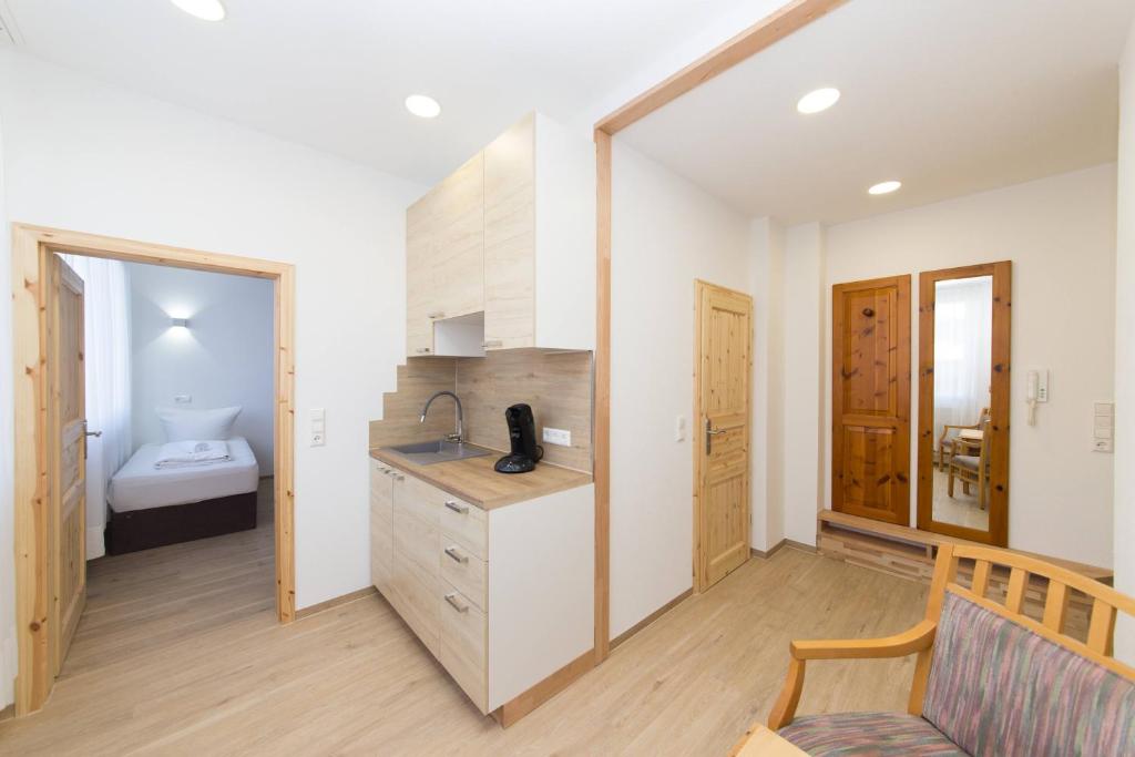 een badkamer met een wastafel en een toilet in een kamer bij Apartamente Pfullingen in Pfullingen