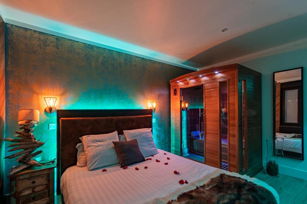 - une chambre avec un lit orné d'un arbre de Noël dans l'établissement 