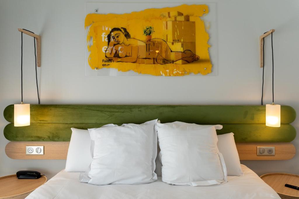 Postel nebo postele na pokoji v ubytování Hotel Libera Caen Colombelles