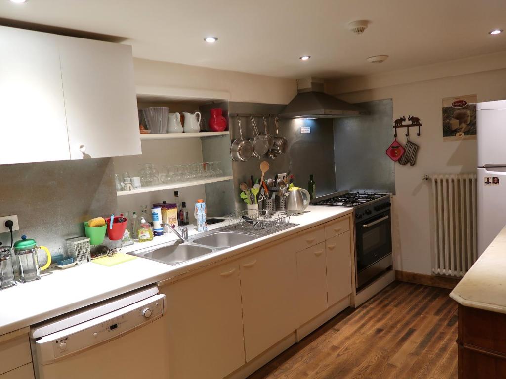 Kuchyň nebo kuchyňský kout v ubytování La Maison - Hôtel & Gîte