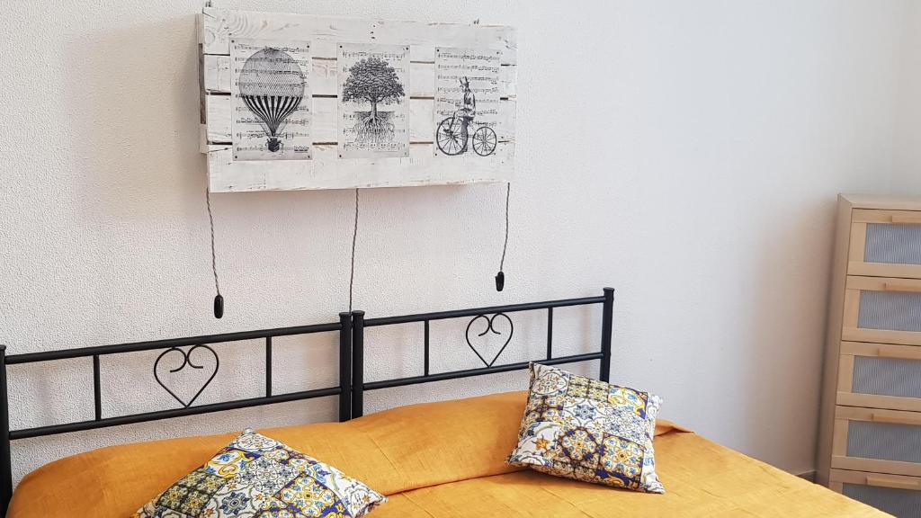 1 dormitorio con 1 cama y una foto en la pared en La casa di Bonnie & Clyde, en Génova