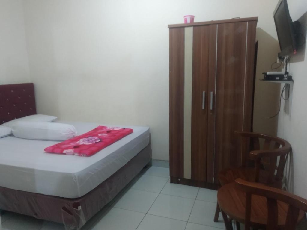 Postel nebo postele na pokoji v ubytování Modern indekos Cilegon Syariah Near Hospital Krakatau Medika Redpartner