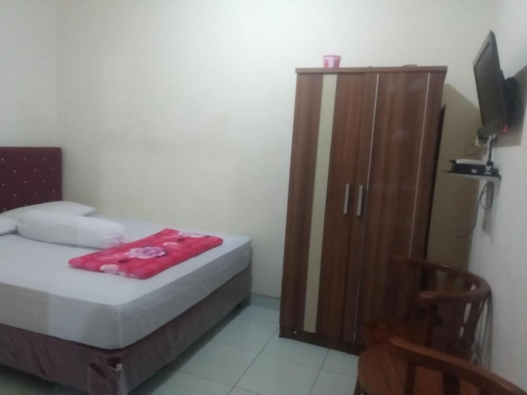Postel nebo postele na pokoji v ubytování Modern indekos Cilegon Syariah Near Hospital Krakatau Medika Redpartner