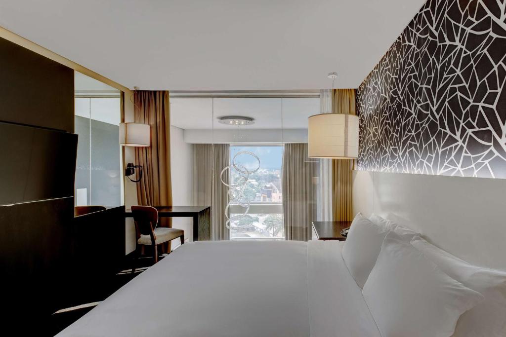 Ένα ή περισσότερα κρεβάτια σε δωμάτιο στο Radisson Blu Lagos Ikeja
