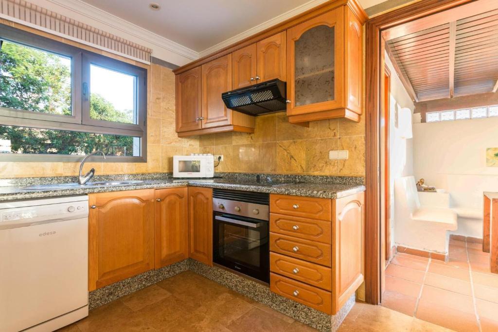 Kuchyň nebo kuchyňský kout v ubytování Villa Tania - Villa independiente con piscina privada