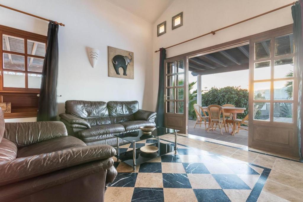 Posezení v ubytování Villa Tania - Villa independiente con piscina privada