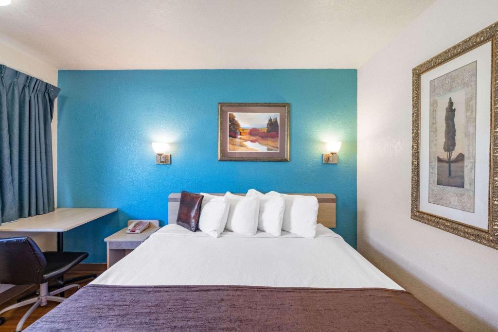 Travelodge by Wyndham Miles City - Habitación Con Cama Extragrande - No Fumadores