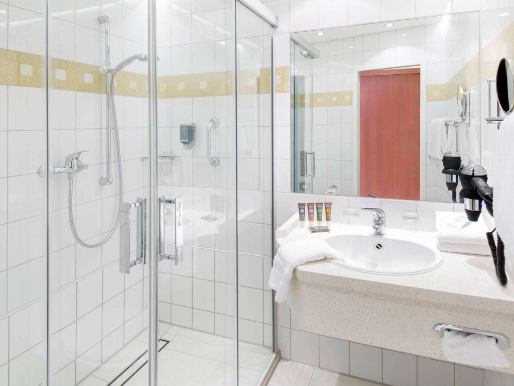 Koupelna v ubytování Novotel Hildesheim