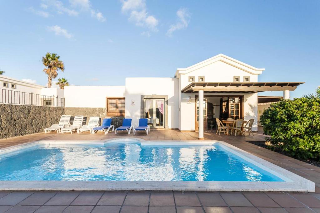 een zwembad in de achtertuin van een huis bij Villa Tania - Villa independiente con piscina privada in Playa Blanca