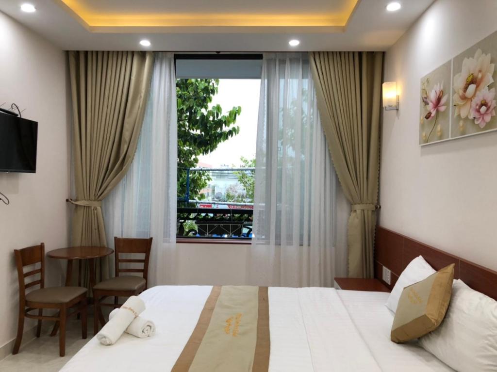 Postel nebo postele na pokoji v ubytování Phuc Con Son Hotel