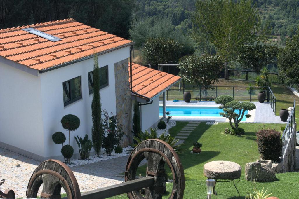 ein kleines Haus mit Garten und Pool in der Unterkunft Quinta dos Lagos in Marco de Canavezes