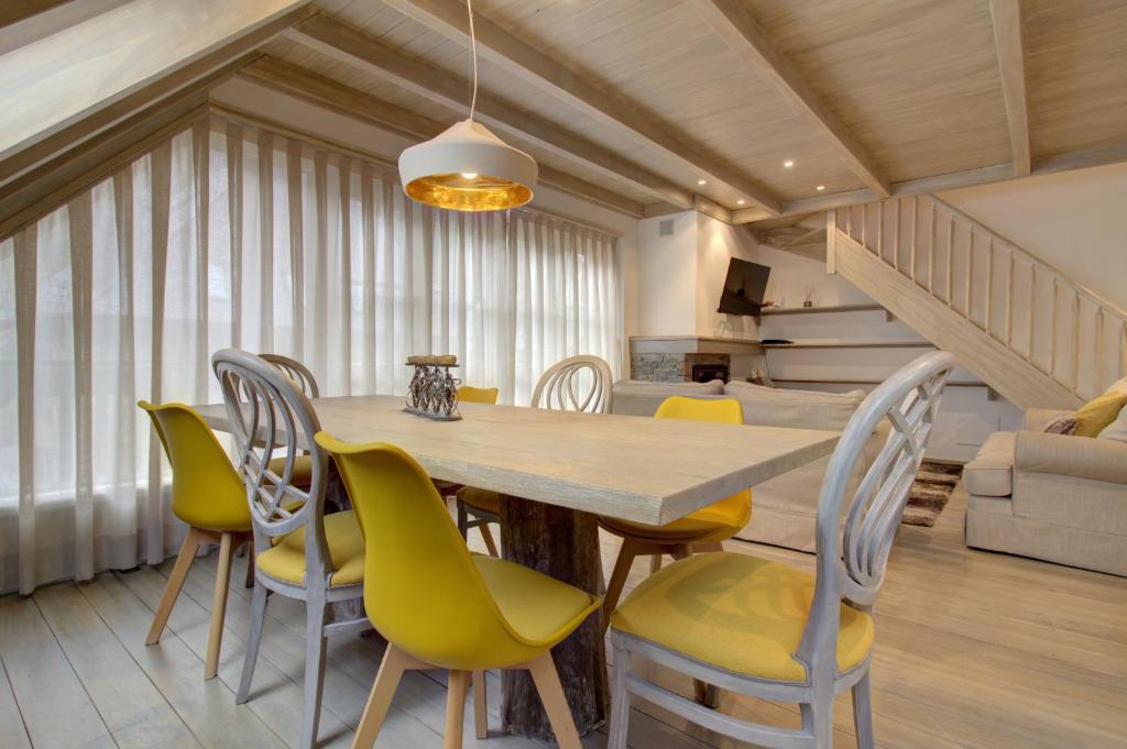 A seating area at Varrados by Totiaran