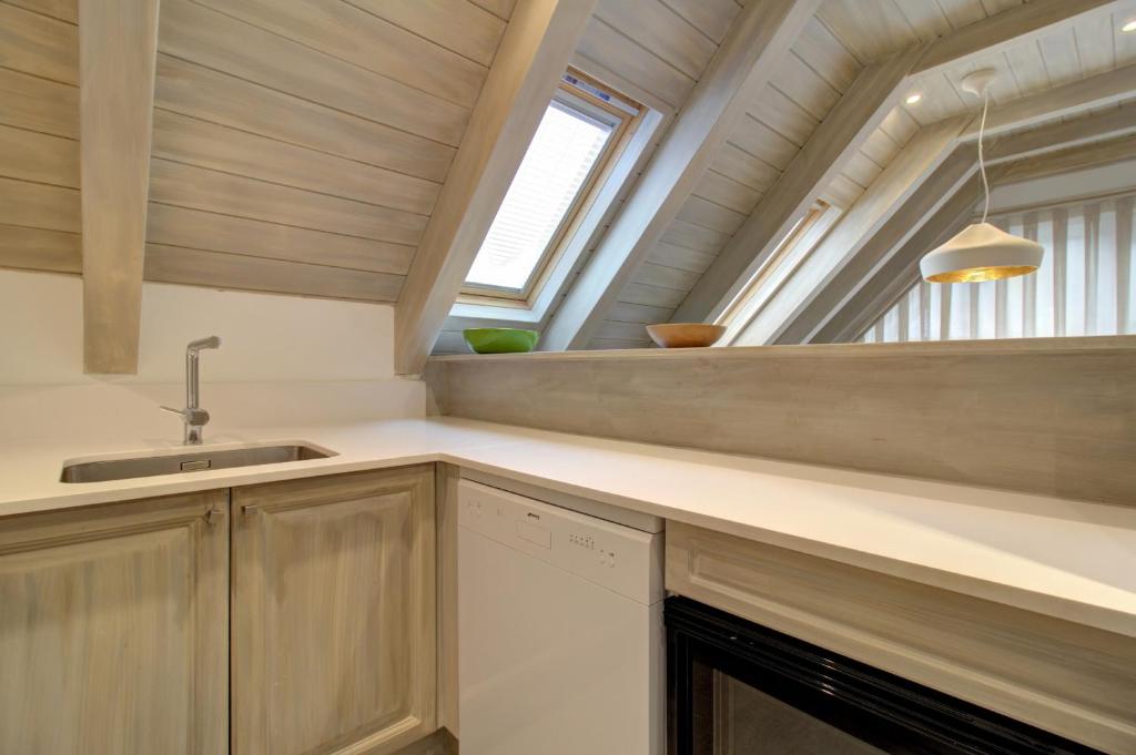 A kitchen or kitchenette at Varrados by Totiaran
