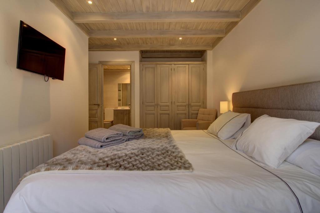 A bed or beds in a room at Varrados by Totiaran