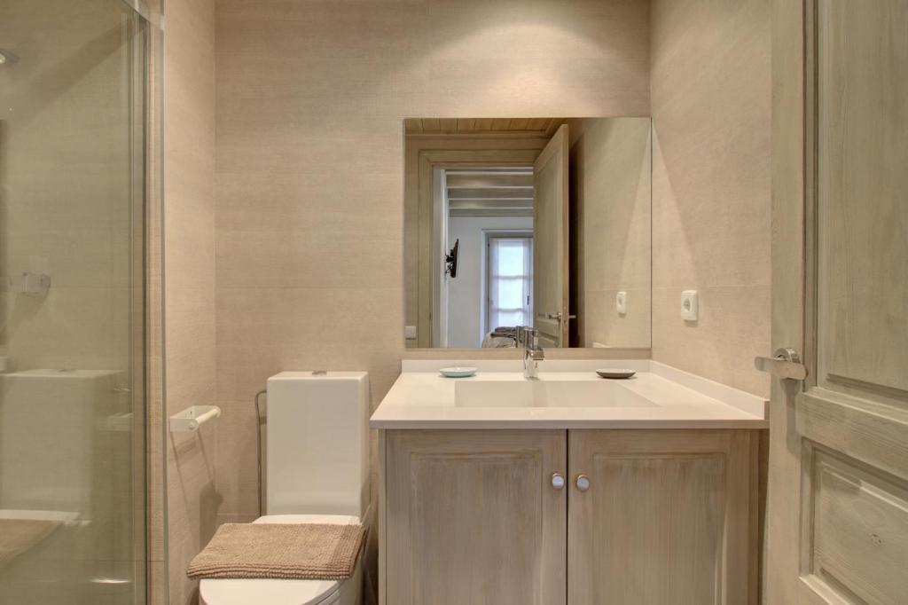 A bathroom at Varrados by Totiaran