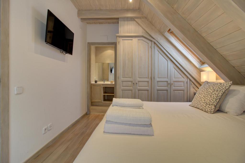 A bed or beds in a room at Varrados by Totiaran