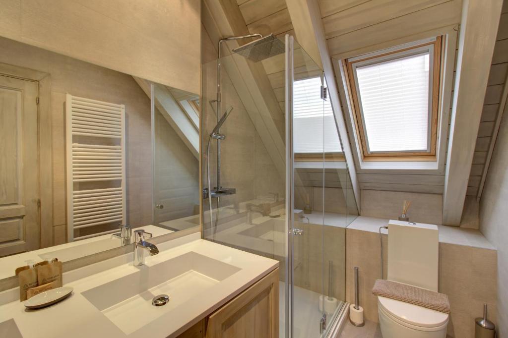 A bathroom at Varrados by Totiaran
