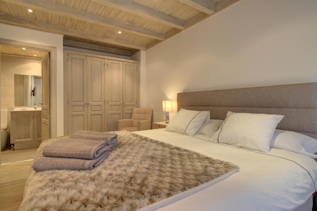 A bed or beds in a room at Varrados by Totiaran