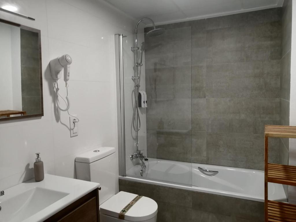 A bathroom at Gegant de Pedra Apartaments