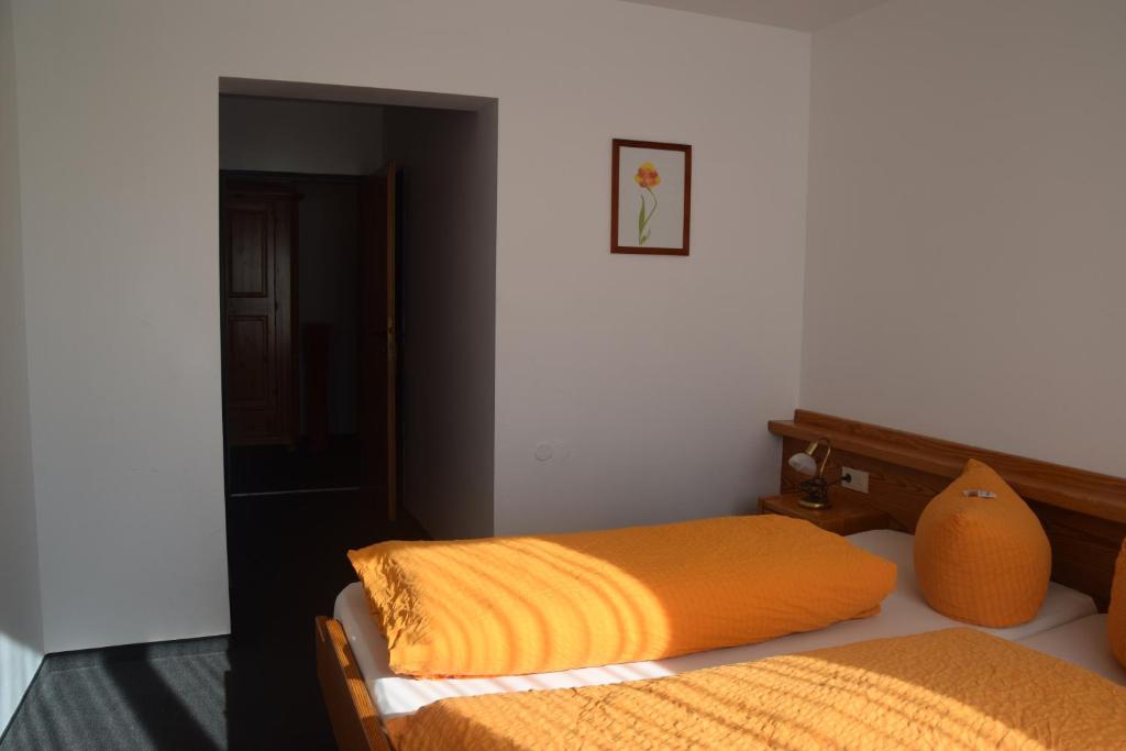 1 dormitorio con 2 camas y una foto en la pared en Hotel-Gasthof Rössle en Ulm