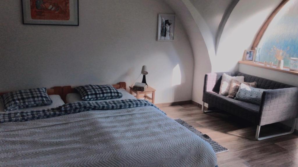 Postel nebo postele na pokoji v ubytování Apartmán v koňském areálu Židovice