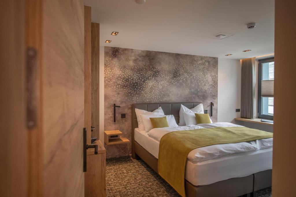 una camera con un grande letto e una finestra di Ohles Lifestyle Guesthouse a Saint-Vith