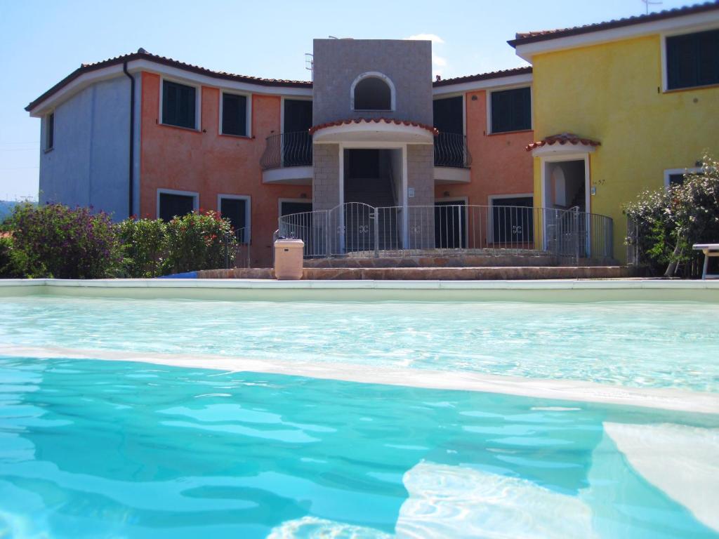 una piscina frente a una casa en Sardegna Costa Nord Ovest, en Santa María