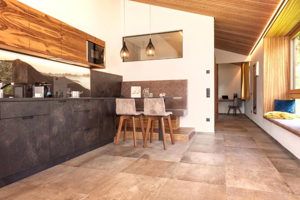 kuchnia z blatem i stołem z krzesłami w obiekcie Panorama Lodges Plagött w mieście San Valentino alla Muta