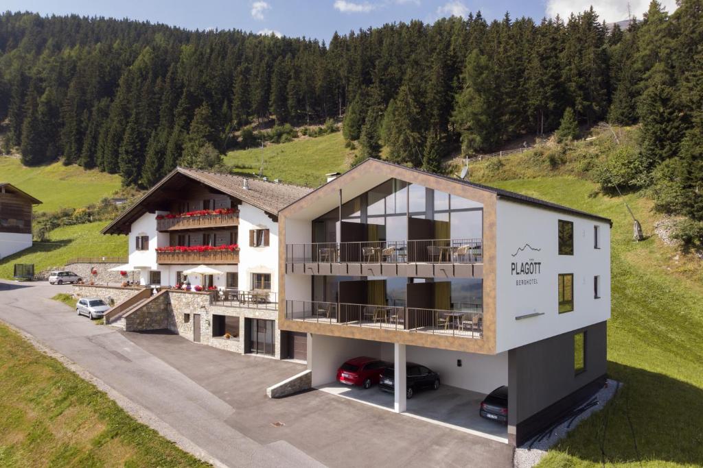 z góry widok na dom w górach w obiekcie Panorama Lodges Plagött w mieście San Valentino alla Muta