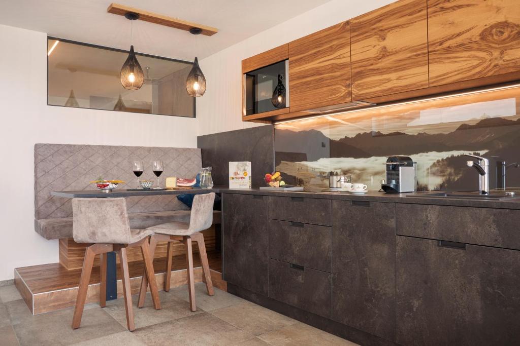 Kuchnia lub aneks kuchenny w obiekcie Panorama Lodges Plagött