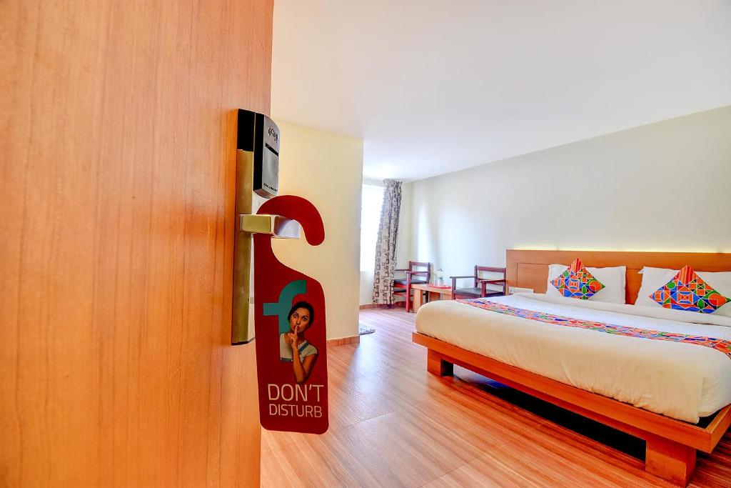 Postel nebo postele na pokoji v ubytování FabHotel Abirami Grand Inn - Nr Bryant Park
