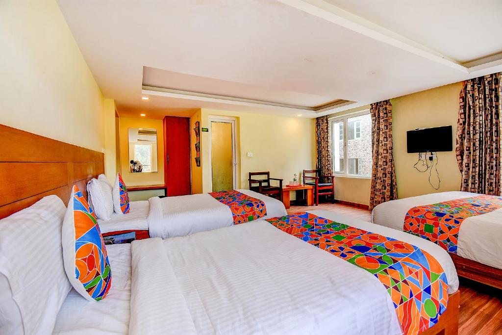 Postel nebo postele na pokoji v ubytování FabHotel Abirami Grand Inn - Nr Bryant Park