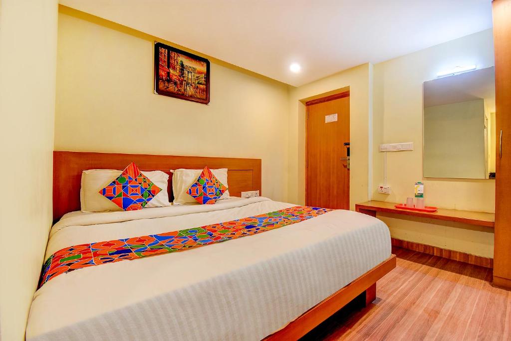 Postel nebo postele na pokoji v ubytování FabHotel Abirami Grand Inn - Nr Bryant Park