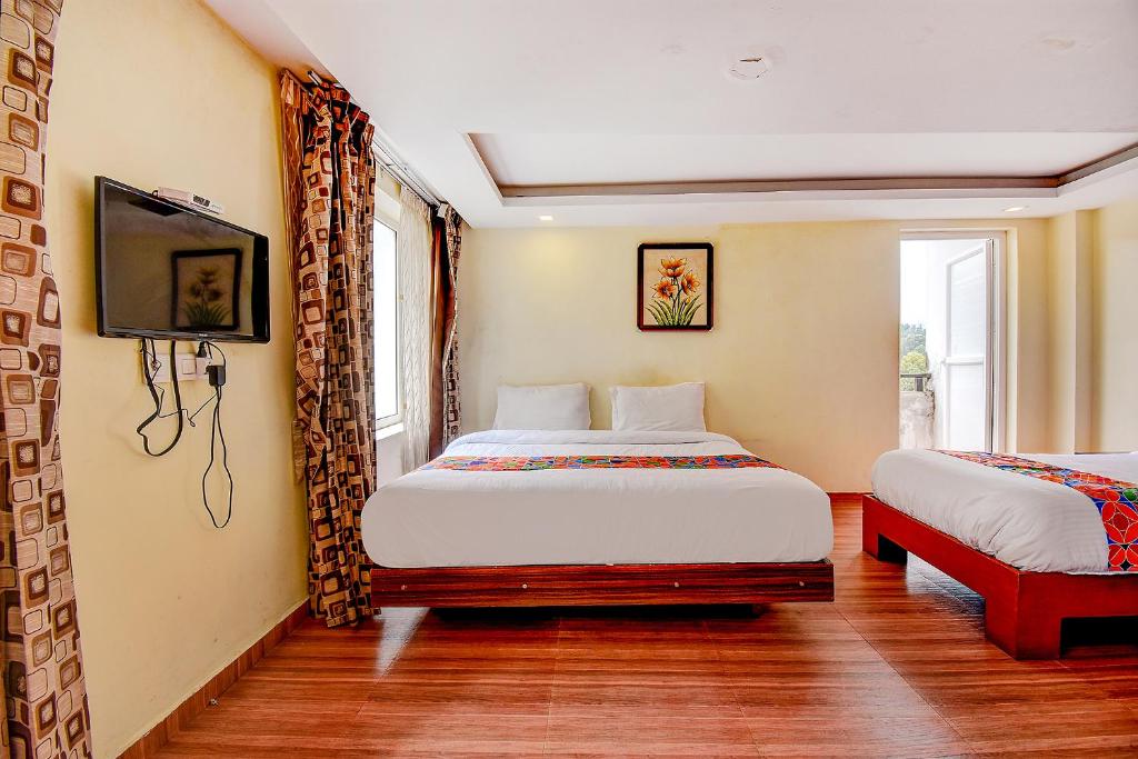 Postel nebo postele na pokoji v ubytování FabHotel Abirami Grand Inn - Nr Bryant Park