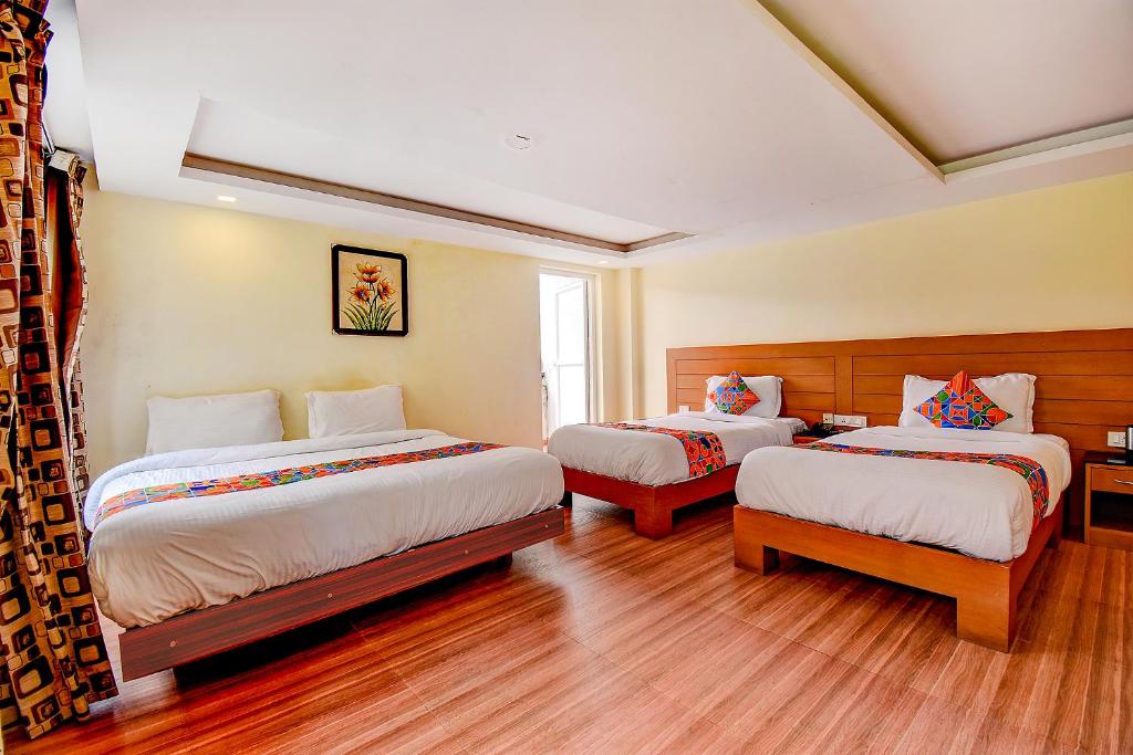 Postel nebo postele na pokoji v ubytování FabHotel Abirami Grand Inn - Nr Bryant Park