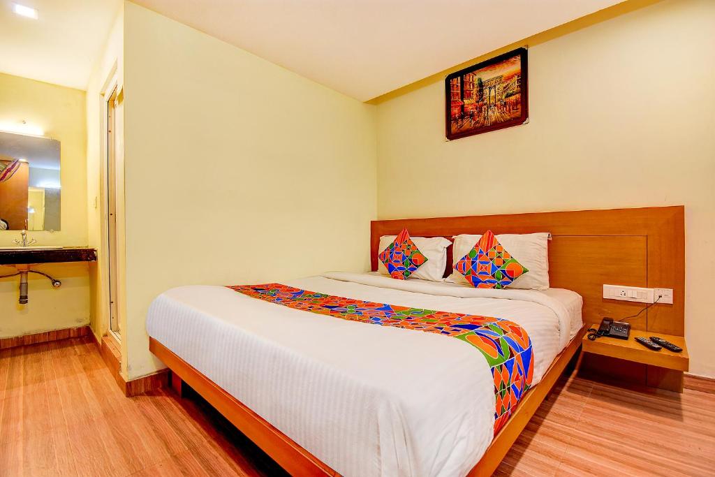 Postel nebo postele na pokoji v ubytování FabHotel Abirami Grand Inn - Nr Bryant Park