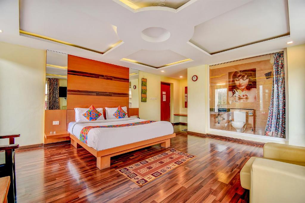 Postel nebo postele na pokoji v ubytování FabHotel Abirami Grand Inn - Nr Bryant Park