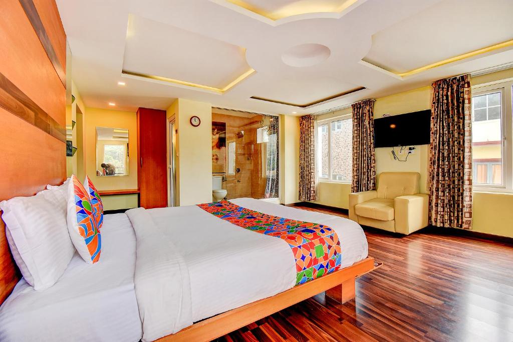 Postel nebo postele na pokoji v ubytování FabHotel Abirami Grand Inn - Nr Bryant Park