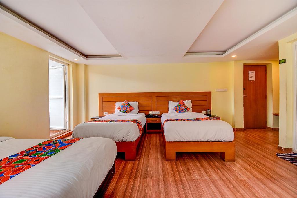 Postel nebo postele na pokoji v ubytování FabHotel Abirami Grand Inn - Nr Bryant Park