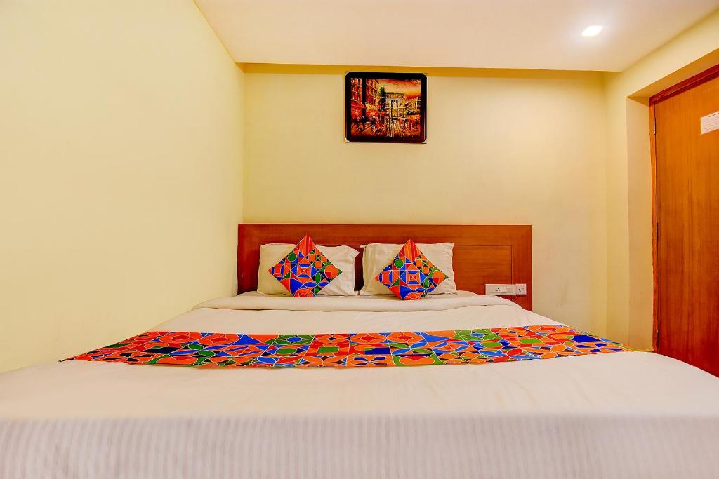 Postel nebo postele na pokoji v ubytování FabHotel Abirami Grand Inn - Nr Bryant Park