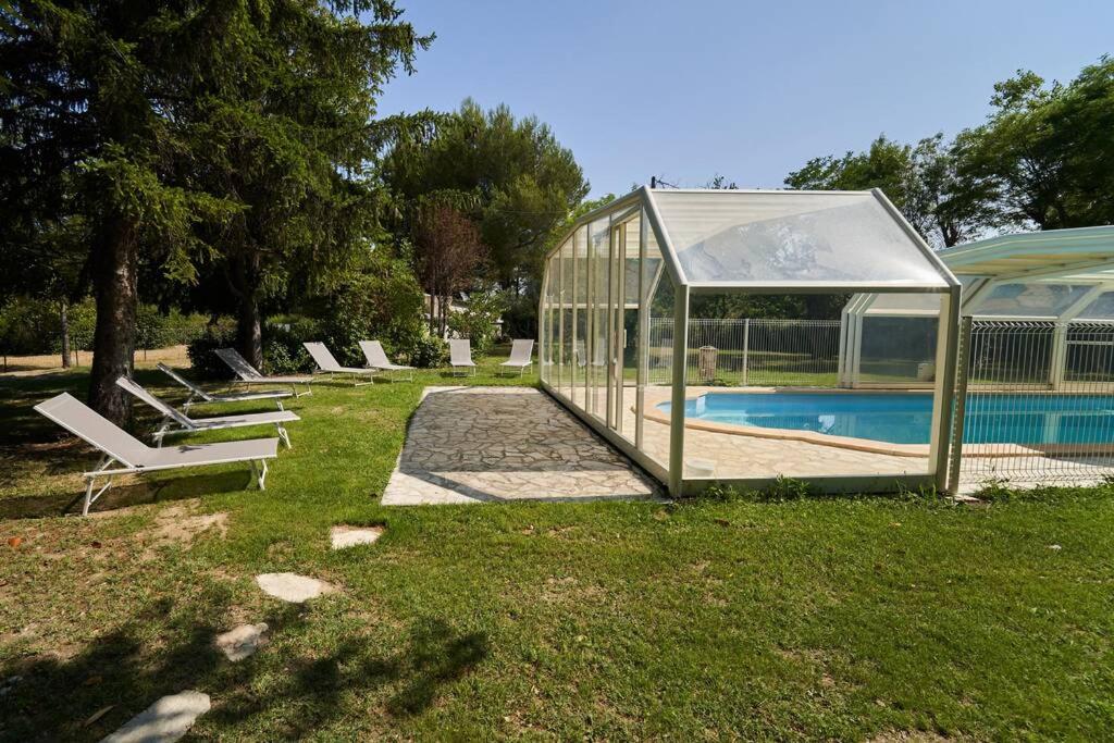 Villa au calme jardin et piscine couverte en hiver