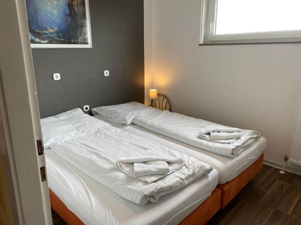 due letti singoli in una stanza con finestra di App 510 Panoramic Hohegeiß mit Fernblick a Braunlage