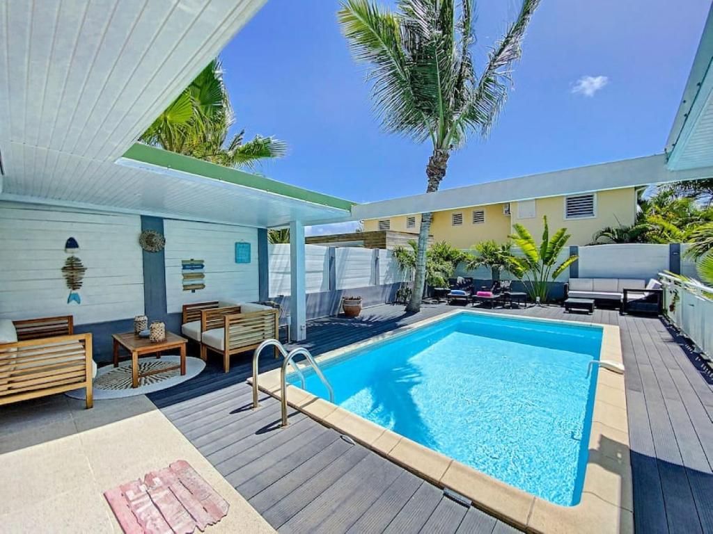 una piscina en el patio trasero de una casa en Villa Zandoli, walkable Orient Bay beach, private pool en Orient Bay