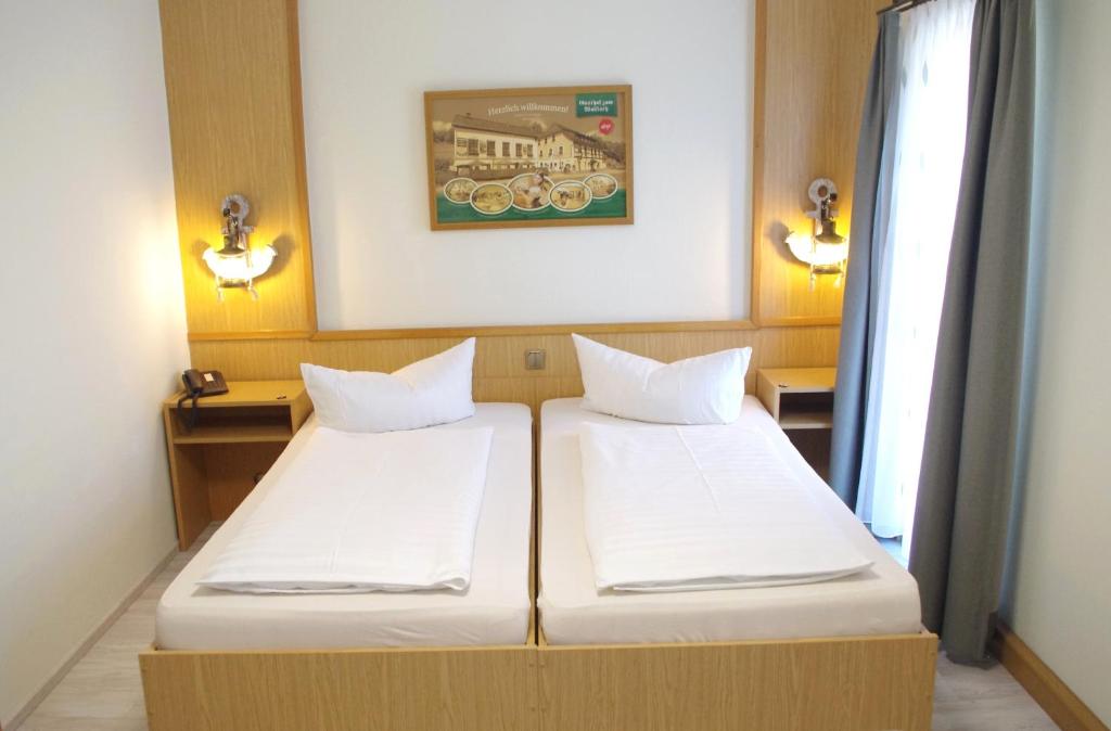 Postel nebo postele na pokoji v ubytování Hotel Gasthof zum Walfisch